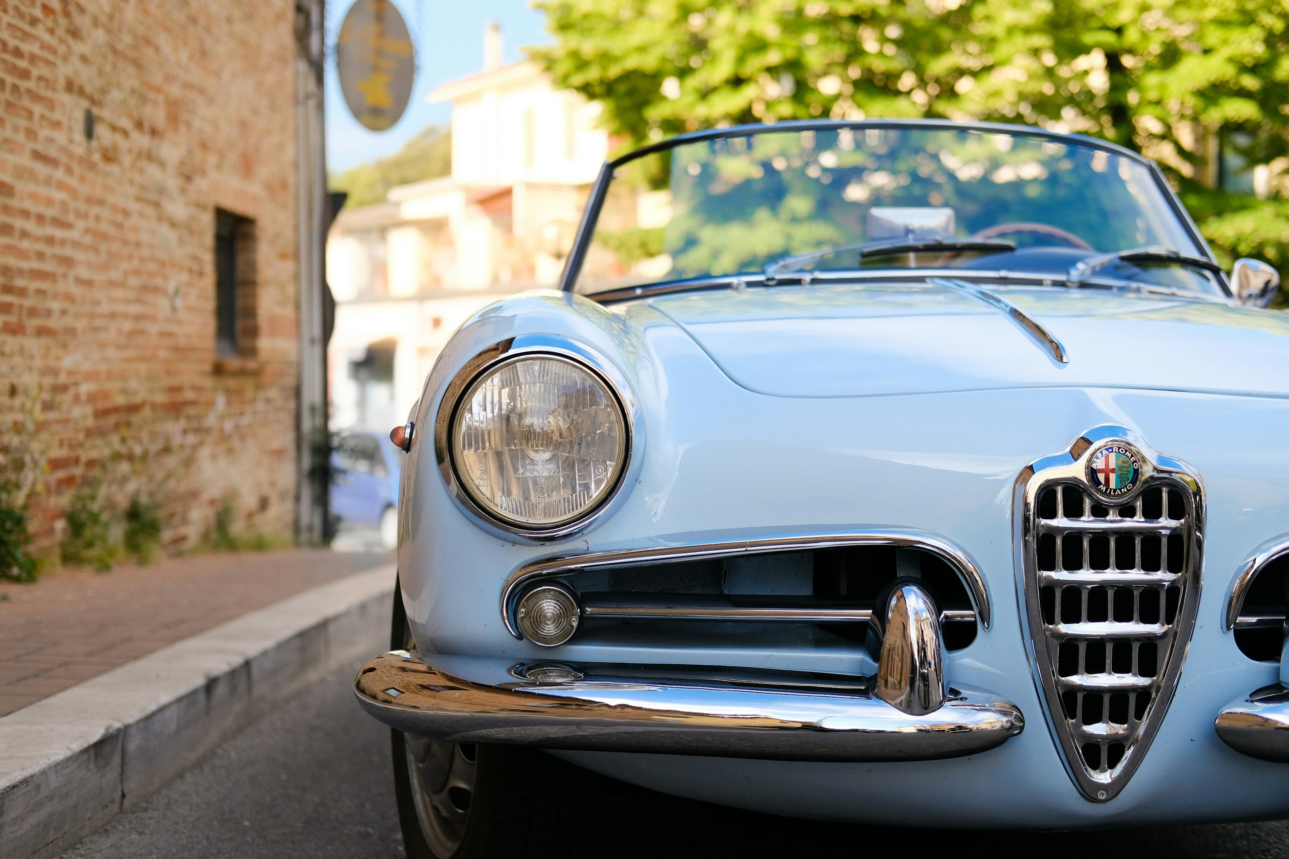 Un'auto d'epoca al sole